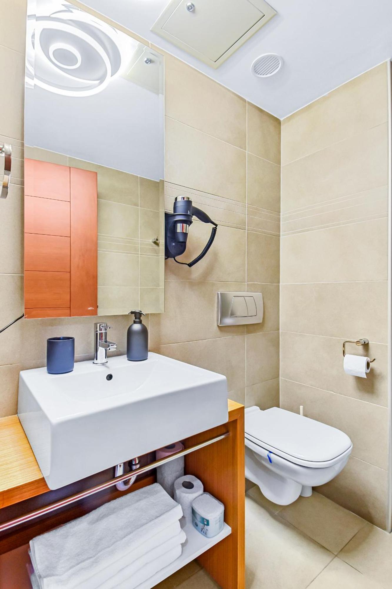Central Studio With Balcony And Self Check-In Rh Living Bukarest Kültér fotó